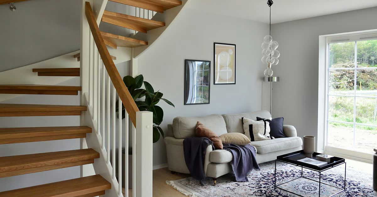 घर में सीढ़ियों के नीचे ये सभी चीजें हैं ? तुरंत हटा दें, नहीं तो खतरा हो सकता है।