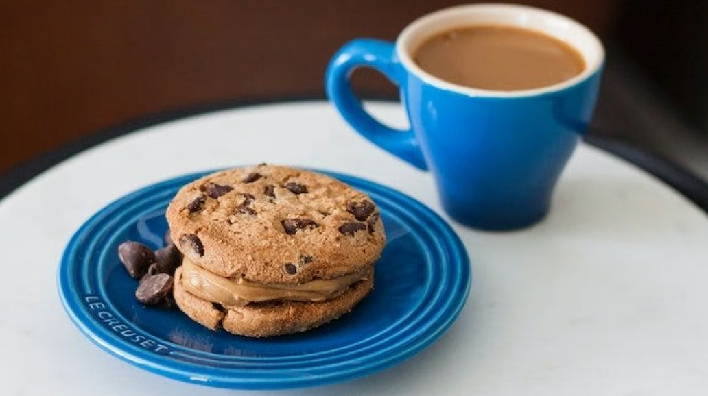 9-5 की डेस्क जॉब में बढ़ रही तोंद? ऑफिस में किस तरह का खाना खाकर घटाएं वजन