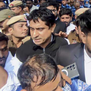 AI इम्पैक्ट समिट में ‘शर्टलेस’ विरोध के बाद IYC प्रमुख उदय भानु चिब गिरफ्तार, देशभर में कांग्रेस का प्रदर्शन