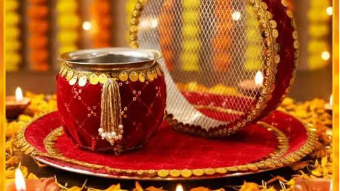 बादलों के पीछे छिपा चांद अगर नहीं दिखा तो कैसे खोलेंगी करवा चौथ का व्रत? क्या है मान्यताएं?