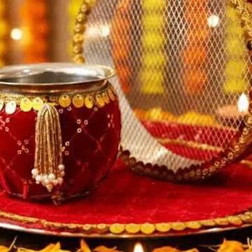 बादलों के पीछे छिपा चांद अगर नहीं दिखा तो कैसे खोलेंगी करवा चौथ का व्रत? क्या है मान्यताएं?