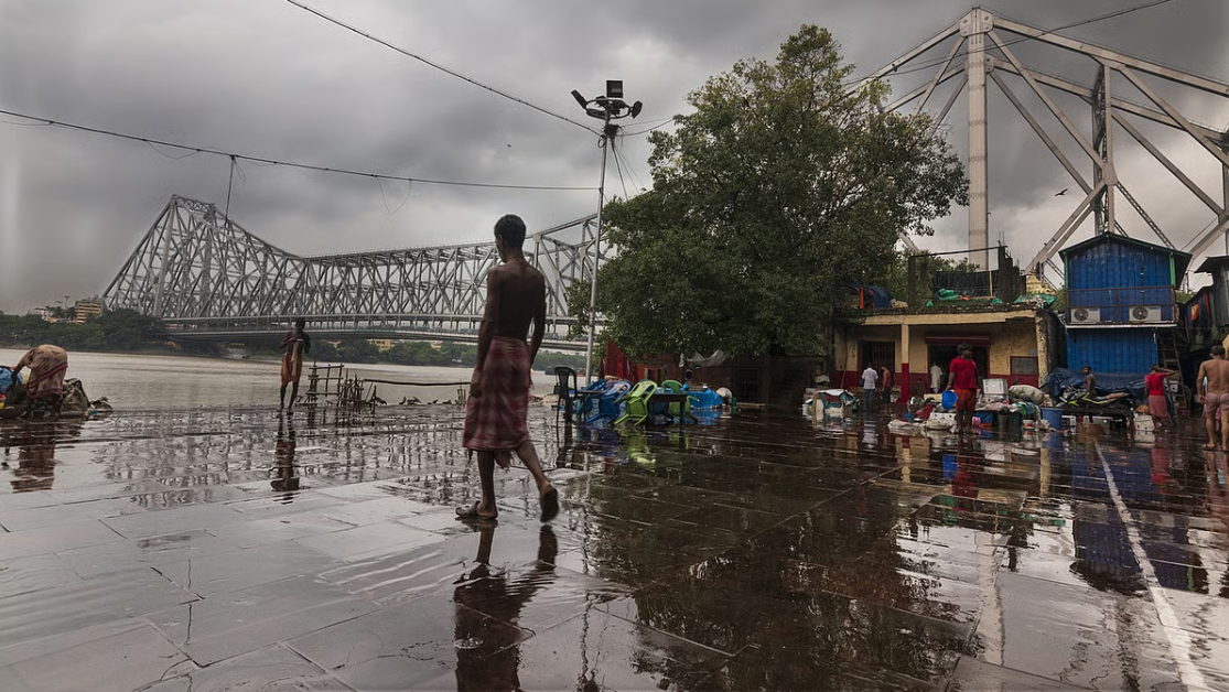 दोपहर को कोलकाता में बादलों ने किया रात सा अंधेरा, ऑरेंज अलर्ट जारी