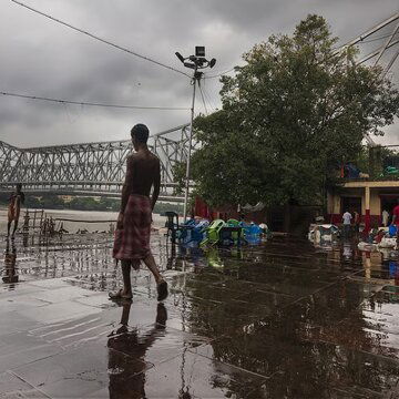 दोपहर को कोलकाता में बादलों ने किया रात सा अंधेरा, ऑरेंज अलर्ट जारी