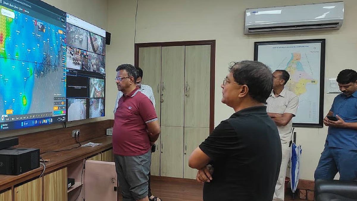 कोलकाता का बड़ा हिस्सा अभी भी जलमग्न, केएमसी के कंट्रोल रूम से मेयर ने सावधानी बरतने की दी हिदायत