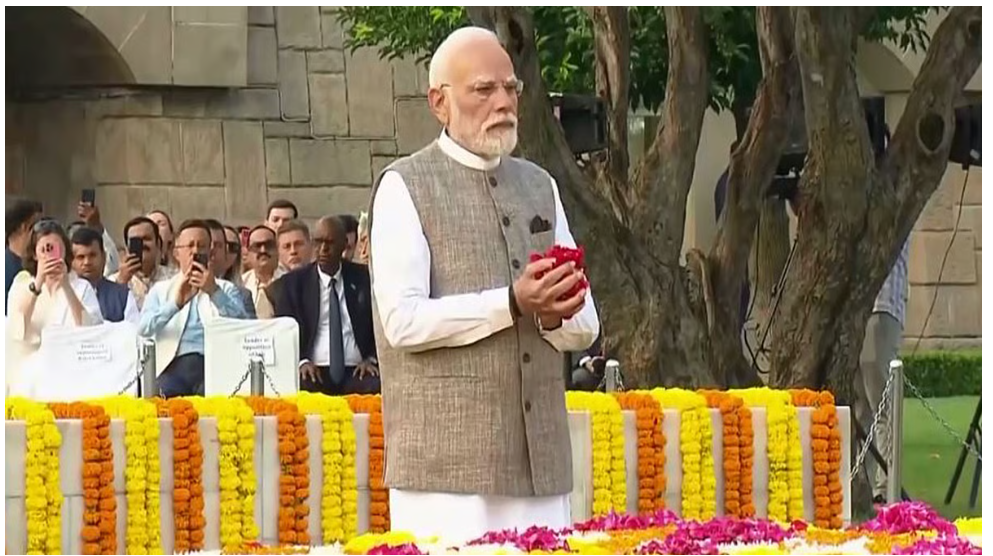 जयंती पर महात्मा गांधी और लाल बहादुर शास्त्री को मोदी ने दी श्रद्धांजलि