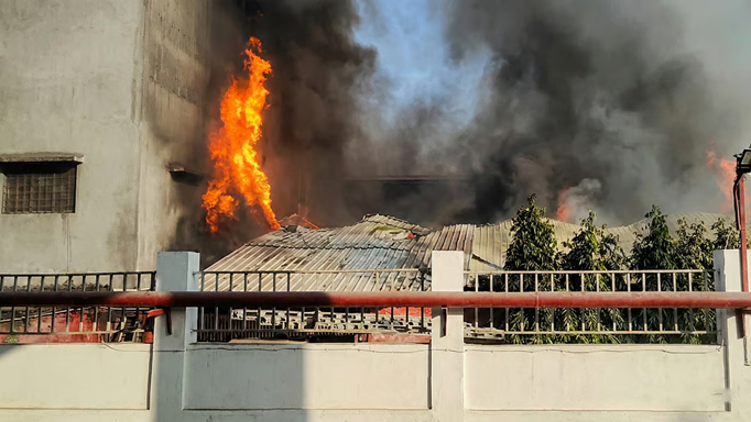 तपसिया में सोफा बनाने के कारखाना में लगी भीषण आग, मौके पर पहुंची दमकल की 9 इंजन