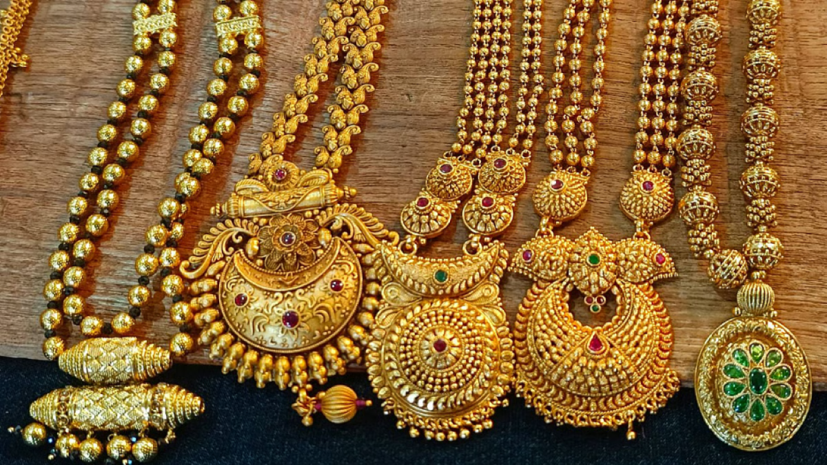 सोने के कीमत में हल्की गिरावट, तो वहीं चांदी के कीमत में बढ़ोत्तरी