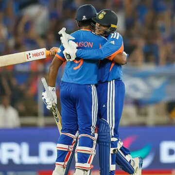 फाइनल में अभिषेक-संजू का तूफान, पावर प्ले में रिकॉर्ड स्कोर, टीम इंडिया ने रचा इतिहास