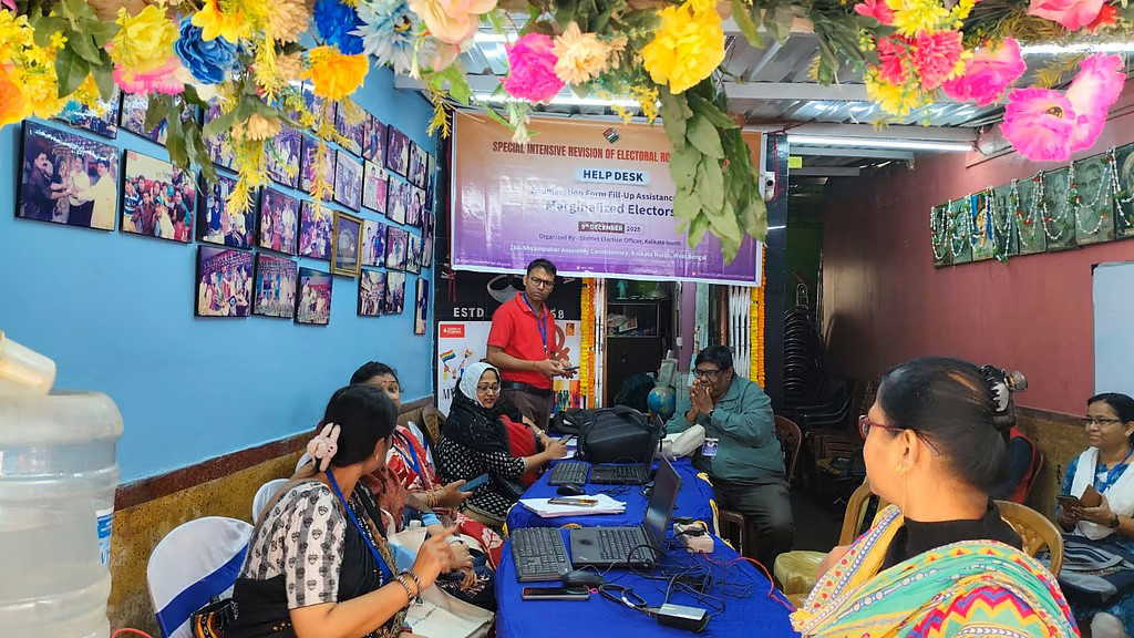 सोनागाछी के बाद बुधवार को भी कालीघाट और खिदिरपुर के सेक्स वर्कर्स इलाकों में विशेष कैंप