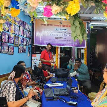 सोनागाछी के बाद बुधवार को भी कालीघाट और खिदिरपुर के सेक्स वर्कर्स इलाकों में विशेष कैंप