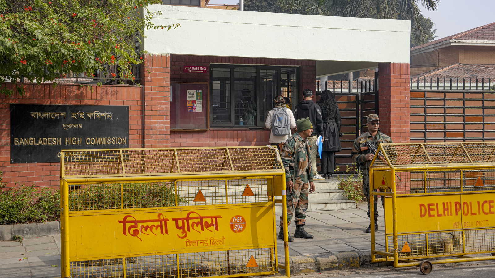 बांग्लादेश में हादी की हत्या के बाद फिर हिंसा, खुलना में एनसीपी नेता मोतालेब शिकदर के सिर में गोली मारी