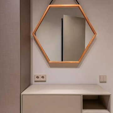 हाथ से पैसे पानी की तरह निकल रहे हैं ? क्या आपके घर में आइना गलत जगह पर तो नहीं है ?