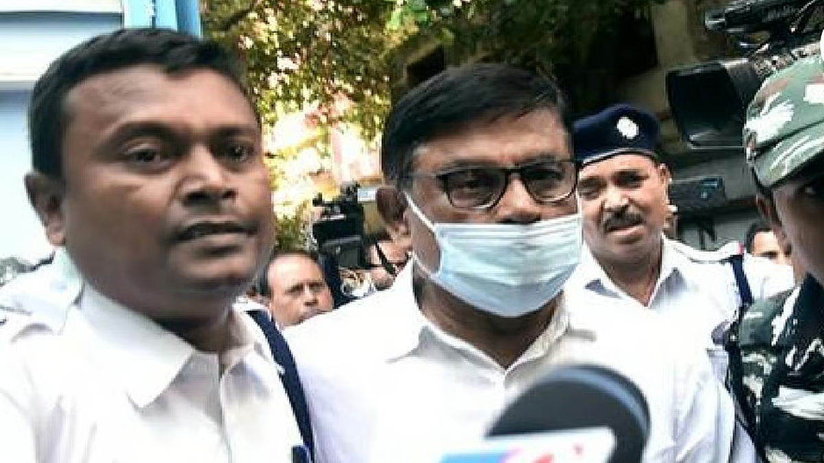 राजभवन से हरी झंडी नहीं मिली तो थम गया केस” - माणिक भट्टाचार्य पर चार्ज गठन अटका