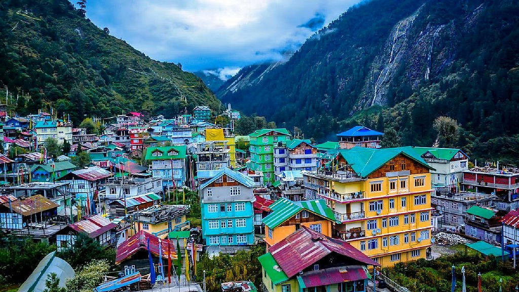 पर्यटकों के लिए सिक्किम खोला गया, खतरे से बचने के लिए हेल्पलाइन नंबर जारी