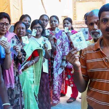 चुनाव आयोग ने प्रिसाइडिंग ऑफिसर समेत सभी पोलिंग ऑफिसर को किया निलंबित, क्यों?