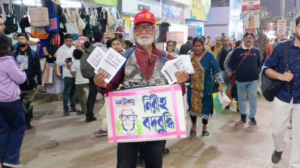 “साहित्य का फेरीवाला”: कोलकाता मेले की पहचान बने प्रदीप ‘अलक दा’