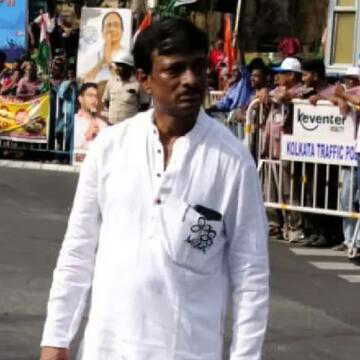 रंगदारी और मारपीट के आरोपों में टीएमसी पार्षद गिरफ्तार, थाने के बाहर जुटी भीड़