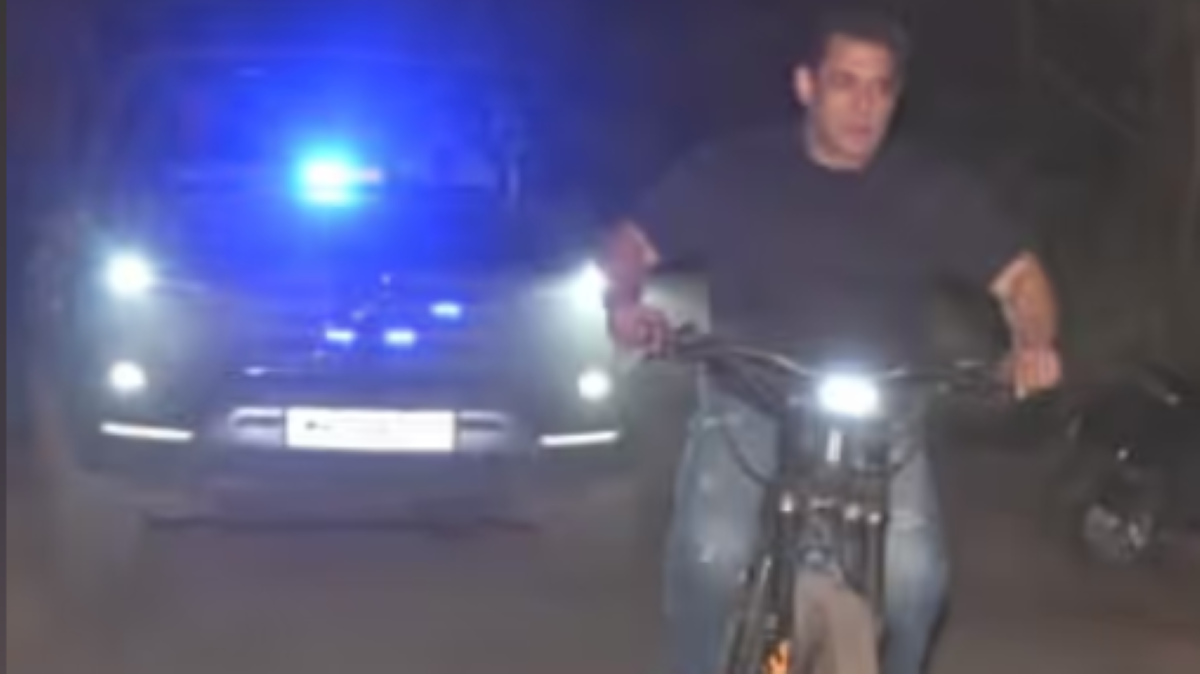 बुलेटप्रूफ कार नहीं, अपने जन्मदिन पर साइकिल चलाते दिखे बालीवुड सुपरस्टार सलमान खान