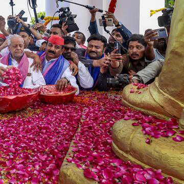 मूर्तियां तोड़ने वाले अब सौंदर्यीकरण का दिखावा कर रहे हैं: अखिलेश यादव