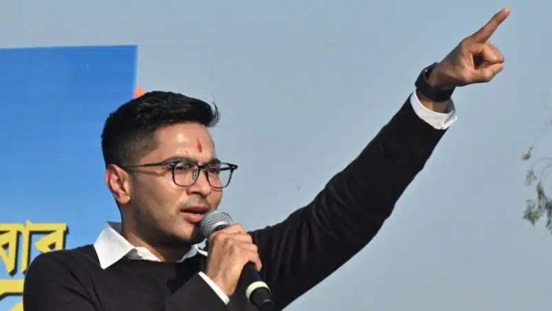 अभिषेक बनर्जी ने मतदाता सूची में 'मृत' 10 लोगों को कूचबिहार में मंच पर उतारा, साधा भाजपा-आयोग पर निशाना