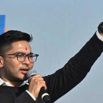 अभिषेक बनर्जी ने मतदाता सूची में 'मृत' 10 लोगों को कूचबिहार में मंच पर उतारा, साधा भाजपा-आयोग पर निशाना