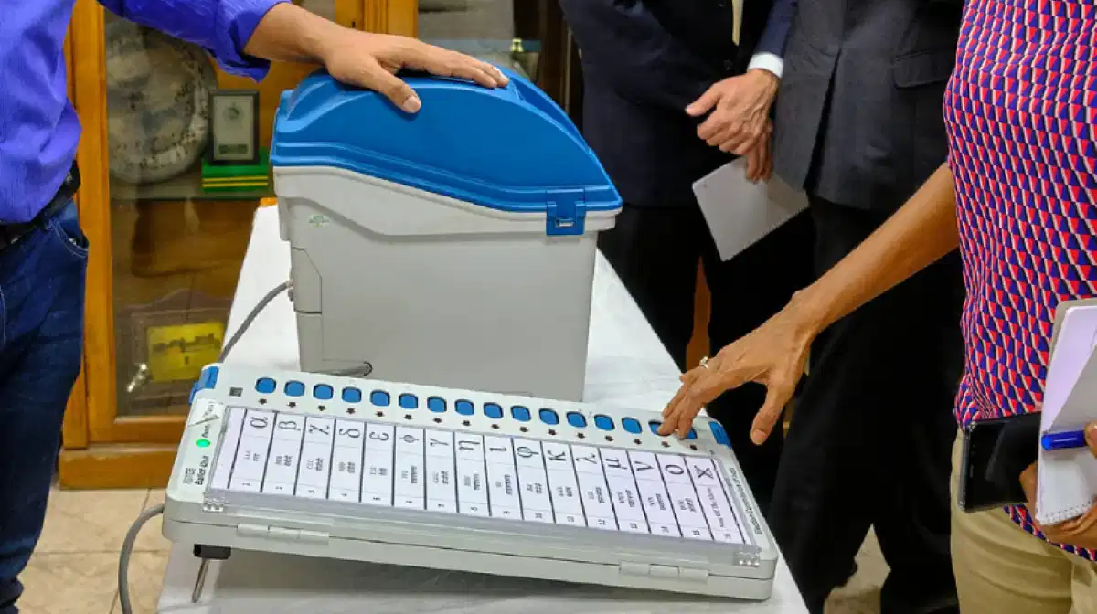 स्याही विवाद के बीच महाराष्ट्र में नगर निकाय चुनावों में भगवा लहर के संकेत