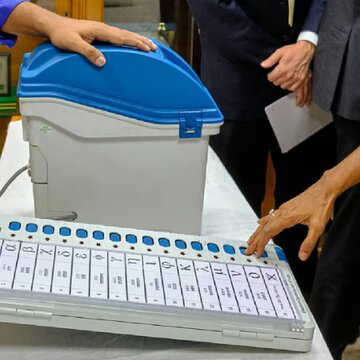 स्याही विवाद के बीच महाराष्ट्र में नगर निकाय चुनावों में भगवा लहर के संकेत