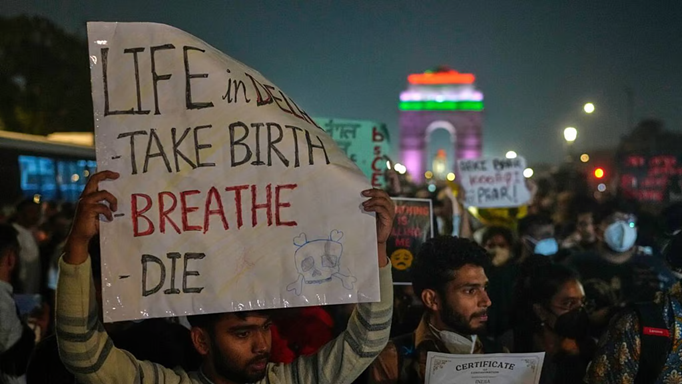 दिल्ली बनी 'गैस चेम्बर', फूटा लोगों का गुस्सा - पुलिस की आंखों में मिर्ची पाउडर झोंकने का आरोप