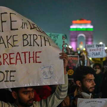 दिल्ली बनी 'गैस चेम्बर', फूटा लोगों का गुस्सा - पुलिस की आंखों में मिर्ची पाउडर झोंकने का आरोप