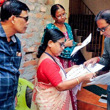 सुनवाई नोटिस वापस लेने सहित कई मांगों पर BLO का प्रदर्शन