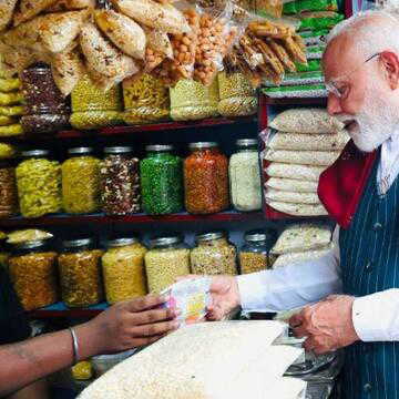 लगातार मिल रही धमकियों के बाद झालमुड़ी विक्रेता विक्रम साव की दुकान के सामने केंद्रीय बल तैनात, लगाया गया CCTV कैमरा