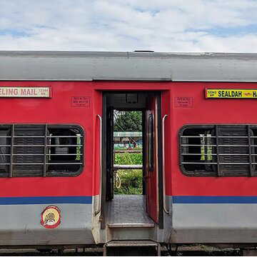 दार्जिलिंग मेल के AC कोच में छिनतई, यात्रियों में आतंक