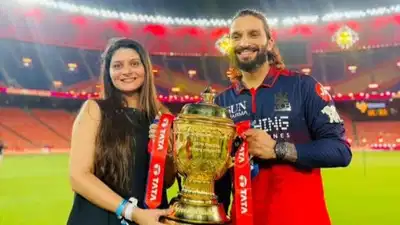 हम साथ-साथ हैं...! रजत पाटीदार की पत्नी गुंजन ट्रॉफी लिए मैदान पर आईं नजर