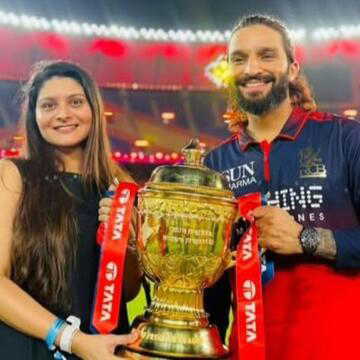 हम साथ-साथ हैं...! रजत पाटीदार की पत्नी गुंजन ट्रॉफी लिए मैदान पर आईं नजर