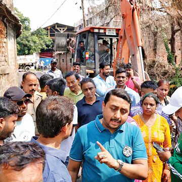 नाम घोषित होते ही मैदान में उतरे तृणमूल प्रत्याशी - इफ्तार से लेकर पूजा तक! जनसंपर्क के लिए अपनाए अलग-अलग अंदाज