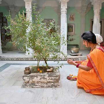 क्या आपने घर के बरामदे में मंदिर बनाया है ? कौन-कौन से वास्तु नियमों का पालन करना जरूरी है ?