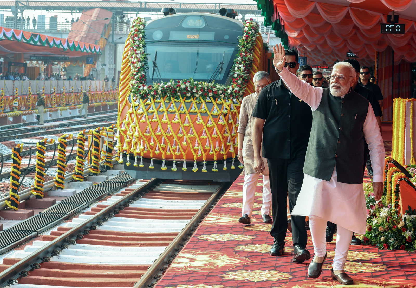 वंदे भारत स्लीपर से लेकर अमृत भारत एक्सप्रेस तक...पीएम मोदी ने कौन सी ट्रेनों को दिखाई हरी झंडी?