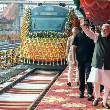 वंदे भारत स्लीपर से लेकर अमृत भारत एक्सप्रेस तक...पीएम मोदी ने कौन सी ट्रेनों को दिखाई हरी झंडी?