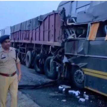 मथुरा में यमुना एक्सप्रेसवे पर भीषण हादसा, ट्रेलर से टकराई वोल्वो बस, 4 की मौत
