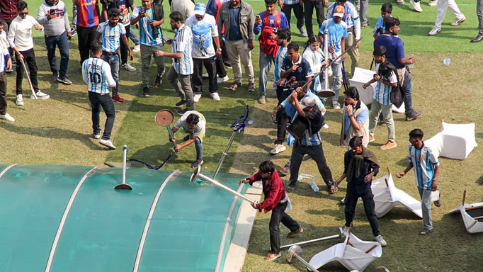 सॉल्टलेक स्टेडियम से फूलों का गमला 'चोरी' करने वाले मेसी फैंस को ढूंढ रही है पुलिस, मिलेगी सजा