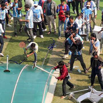 सॉल्टलेक स्टेडियम से फूलों का गमला 'चोरी' करने वाले मेसी फैंस को ढूंढ रही है पुलिस, मिलेगी सजा