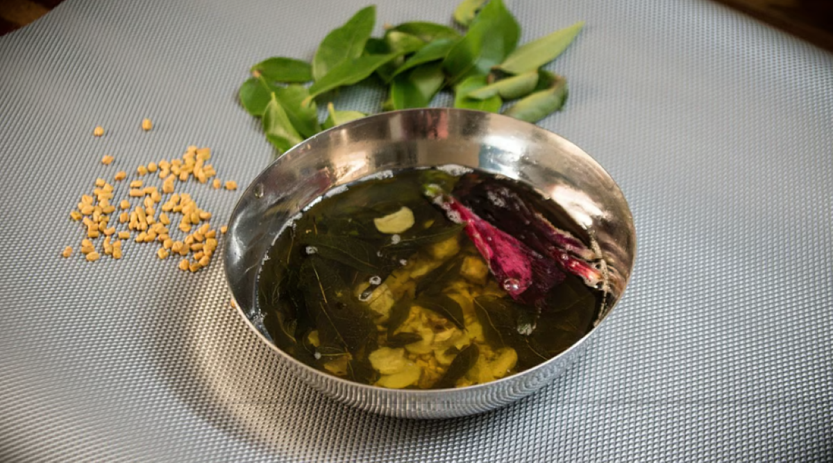 घर पर ही बनाएं जादुई तेल, पलभर में गायब होंगी बाल झड़ने की समस्याएं