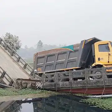 भारी मालवाही गाड़ी के चढ़ते ही भरभराकर टूटी ब्रिज