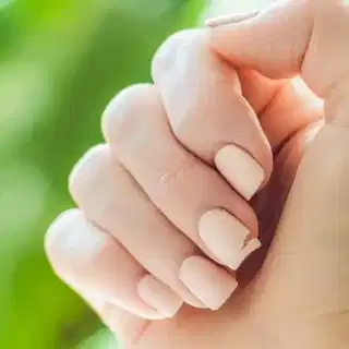 टूटते नाखूनों से पाएं निजात : जानें कारण और सही देखभाल