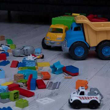 बच्चे अपने टूटे खिलौने को फेंकने नहीं दे रहे हैं ? क्या इसका जीवन पर कोई भयंकर प्रभाव पड़ेगा ?