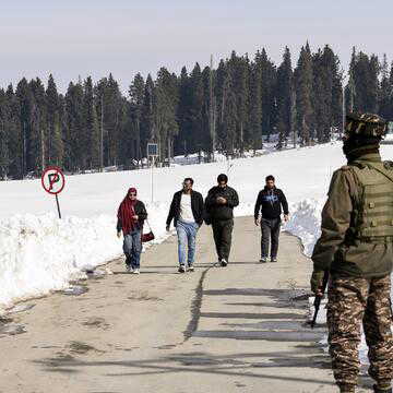 आतंक की छाया से उभरता पहलगाम: एक साल बाद फिर लौटी रौनक