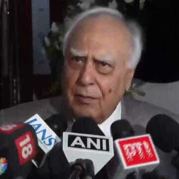 दिल्ली स्थित ईरान दूतावास में आयोजित अयातुल्लाह अली खामेनेई की शोक सभा