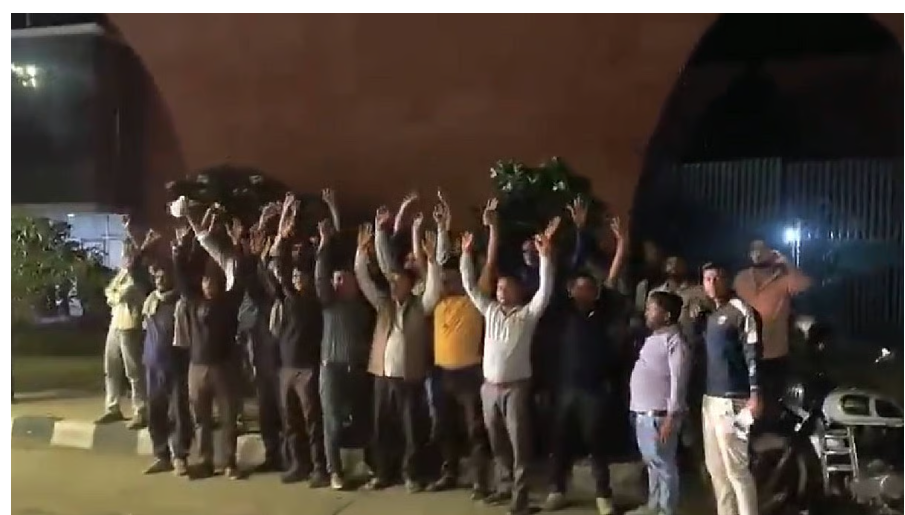 दिवाली बोनस कम मिलने से नाराज कर्मचारियों ने टोल गेट खोल दिया, सैकड़ों वाहन बिना पैसा दिये पार