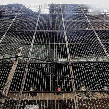 दिल्ली के विवेक विहार में भीषण अग्निकांड, इमरजेंसी रास्ता बंद होने से नौ लोगों की दर्दनाक मौत