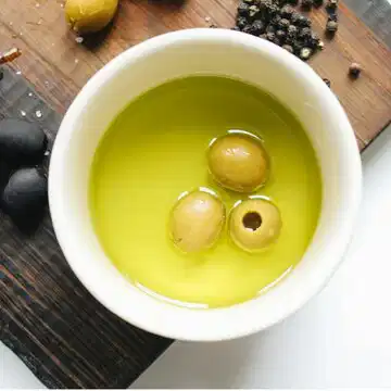 सर्दी ही नहीं, हर मौसम में ड्राई स्किन से राहत देगा ऑलिव ऑयल